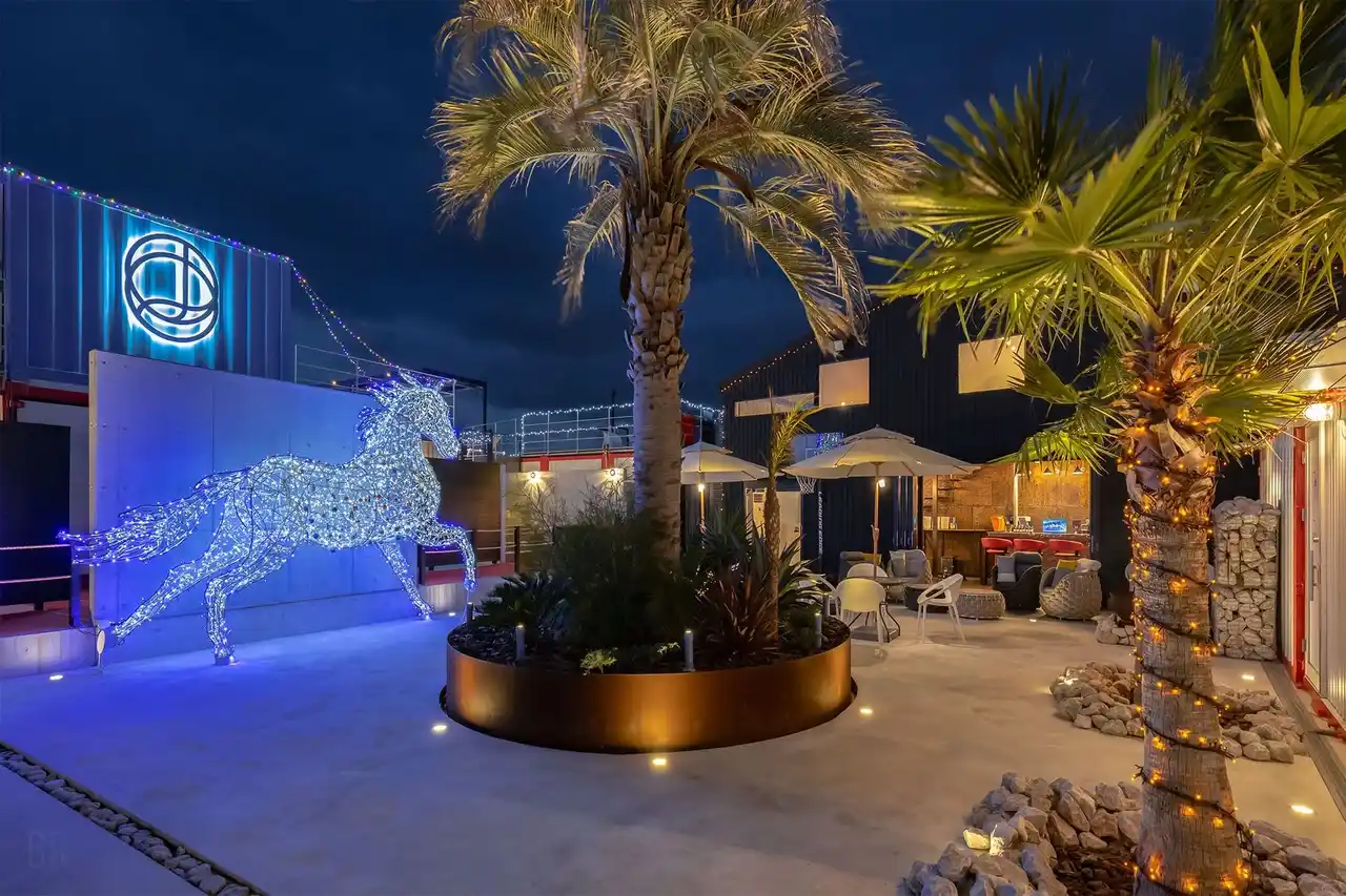 【ブッキングリゾート】 【リゾートグランピングドットコム新掲載】＜淡路島＞淡路島に、日本を忘れる「海外仕様のビーチクラブ」が誕生。大人を夢中にさせる「awaJ Beach Club-アワジェイ・ビーチクラブ-」が掲載開始！