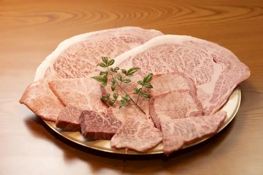 高級黒毛和牛セット3,960円1本勝負の牝牛専門店「高級和牛焼肉ドロンパ」(福岡市博多区・東比恵)がリニューアル！