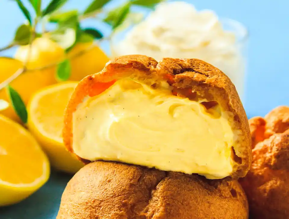 北海道産クリームチーズ&生クリーム配合。サワークリームとレモンの酸味が心地いい。toroaの新商品「とろ生チーズシュークリーム」発売