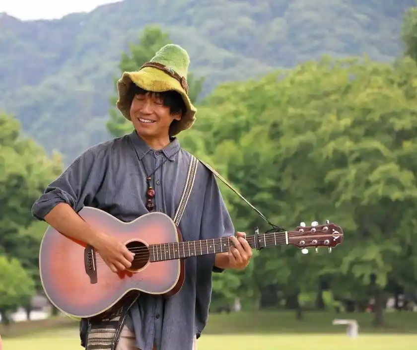 森林インストラクターでミュージシャンの山田証さん
