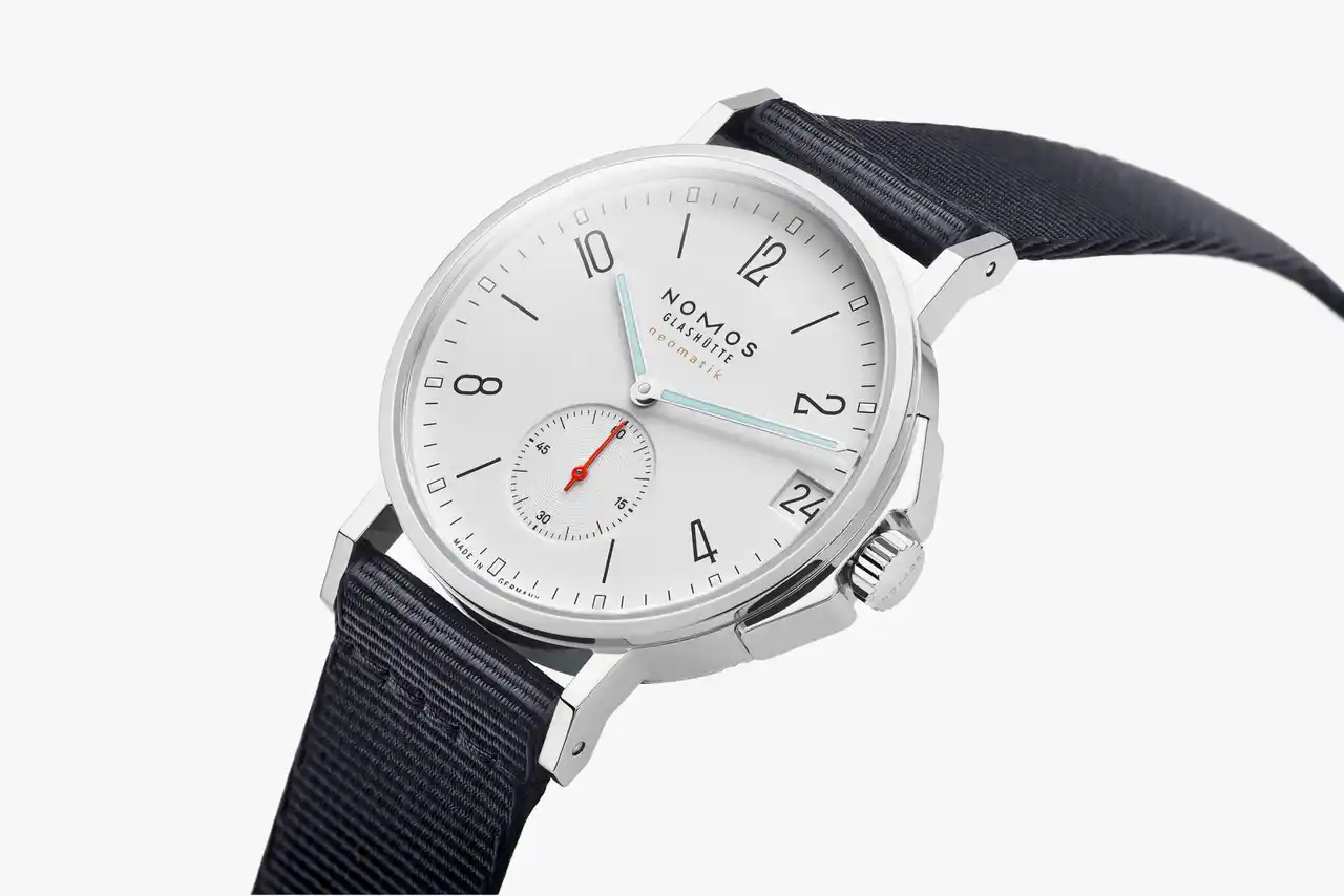 【株式会社大沢商会】 ドイツ時計ブランド「NOMOS GLASHUTTE / ノモス グラスヒュッテ 」から、クラッシックでエレガントなダイバーズウオッチの新作「アホイ ネオマティック 38 デイト」が登場。