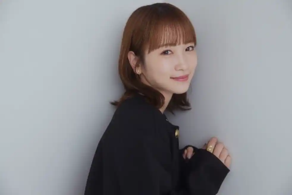 【株式会社リクルート】 ヘアセットもメイクもセルフでプロ並み！ でもカットは「文房具のはさみで（笑）」川栄李奈が両極端な等身大美容術を赤裸々告白 壮絶ダイエット失敗談も… 「頑張りすぎず楽しんでほしい」とメッセージ