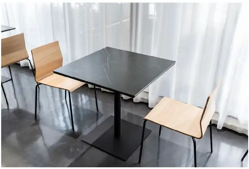 【アール・エフ・ヤマカワ株式会社】 累計出荷数、5,500台突破リスタシリーズのカフェテーブルに新タイプが登場大理石調の高級感 × セラミックの高性能を日常空間に