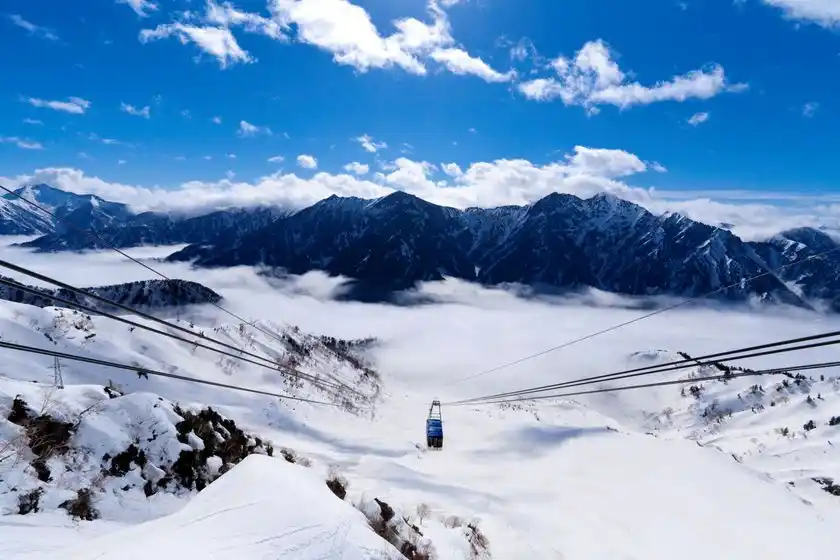 残雪と立山ロープウェイ(4月下旬)