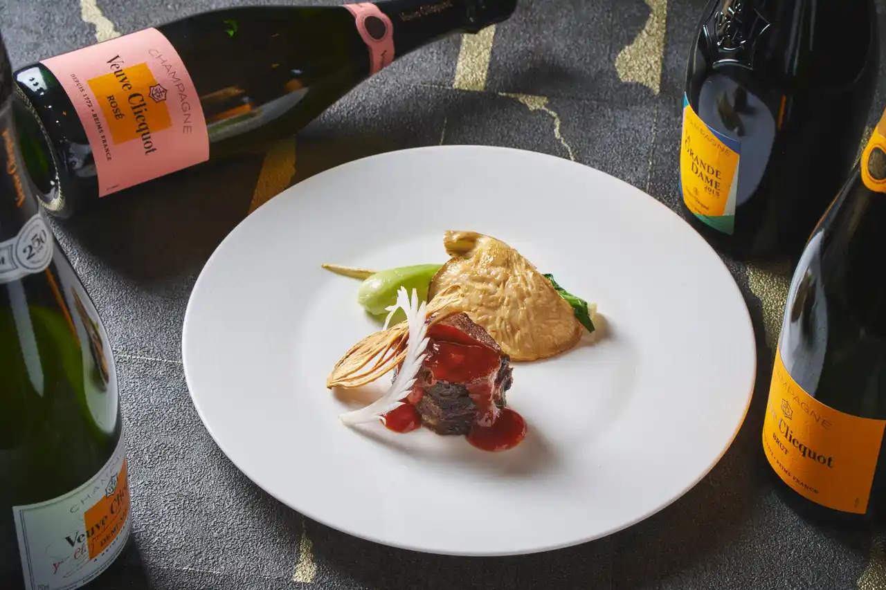 【株式会社琉球ホテルリゾート那覇】 ヴーヴ・クリコとコラボレーションした、一夜限りのペアリングディナー「琉華饗宴 Vol.2 ～シャンパーニュメゾン『ヴーヴ・クリコ』とめぐる王朝の追憶～」