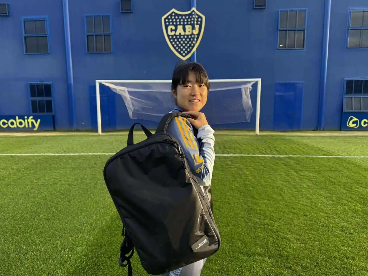【シンクロ】 女子サッカーアルゼンチン 1部リーグで大活躍する佐々木ユリア選手と 「旅して働く」ブランド “HOLICC”がチャレンジサポーターシップを締結