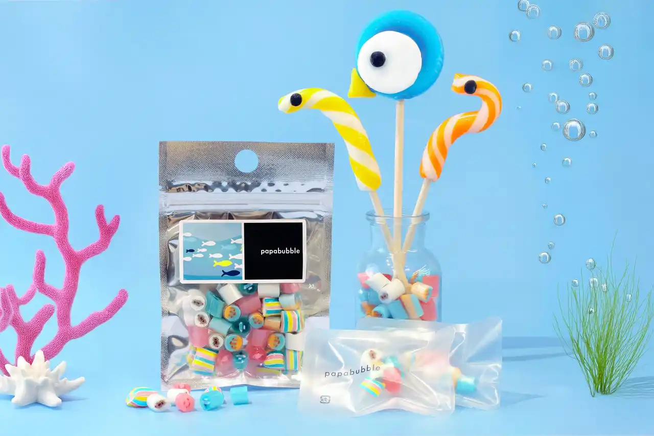 【株式会社PAPABUBBLE JAPAN】 ソーダフレーバーと一緒に食べると〇〇ソーダ味に？！水族館のアイドルたちがモチーフのキャンディやロリポップ　全2種PAPABUBBLEの水族館シリーズ　7月24日より発売