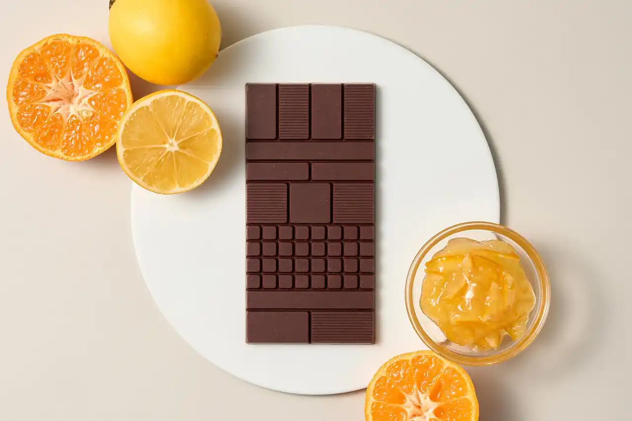 Minimalより、新手法“二次発酵カカオ豆”を用いたチョコレート第三弾が数量限定で登場。みかんジャムのようなジューシーな味わい