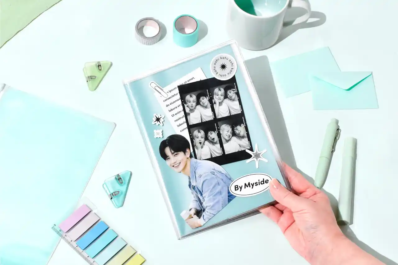 【伊藤手帳株式会社】 推しも思い出も持ち歩ける！写真や紙を挟める透明カバー『seemo』3月13日発売
