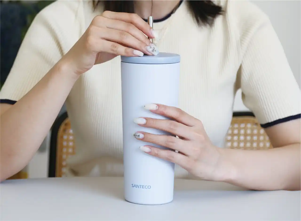 【株式会社シービージャパン】 【新商品】ストローなのに“完全密閉”！？今までのモヤっとを解消してくれるタンブラーが、人気のボトルブランド「SANTECO」から登場