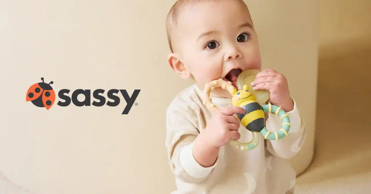 Sassyの人気No.1歯がため「カミカミみつばち」他4つのラトルがニュアンスカラーで登場！バースデイ限定で7月中旬より順次発売