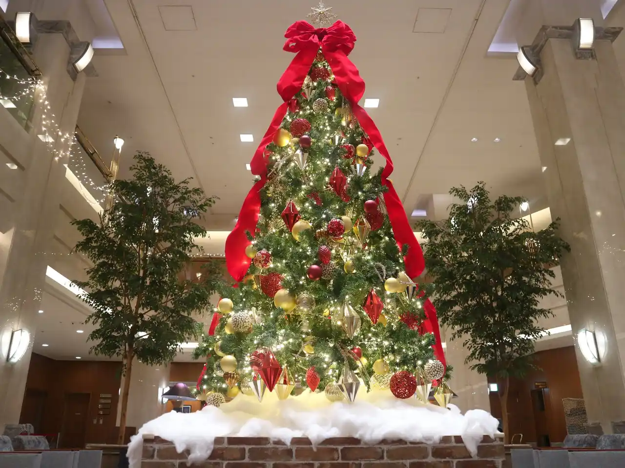 【ホテルグランヴィア岡山】ロビーがクリスマスモード一色に。赤とゴールドを基調としたクリスマスツリーが登場