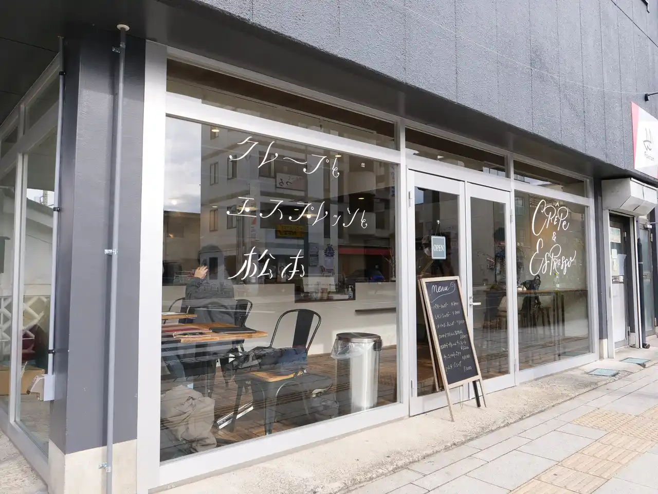 【株式会社日と々と】 「クレープとエスプレッソと」が長野・松本に誕生！！パリパリの“黄金クレープ”と木の温もりに包まれる、ゆったり過ごせるくつろぎ空間がオープン