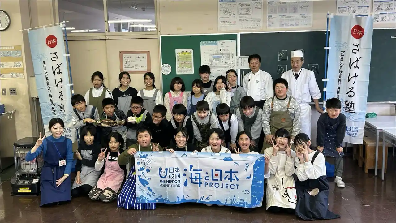 【ソーシャルアクションネットワーク】 木次の焼きサバ寿司を木次小学校5年生26人が調理体験！『日本さばける塾 in しまね』を開催しました