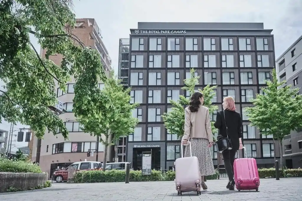 【Booking.com Japan K.K.】 今年の夏はラグジュアリーホテルにお得に泊まれる絶好のチャンス！物価高でも叶う、あの憧れの宿ステイで贅沢な夏旅を