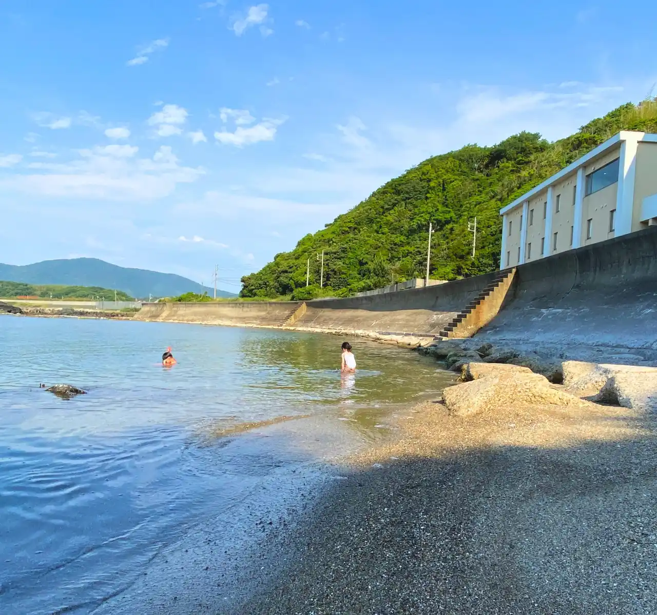 【株式会社女将塾】 波音と楽しむ夏体験！しまね海洋館アクアス入館券付プランも♪マリーンホテルはりもで過ごす家族が笑顔になる夏旅へ