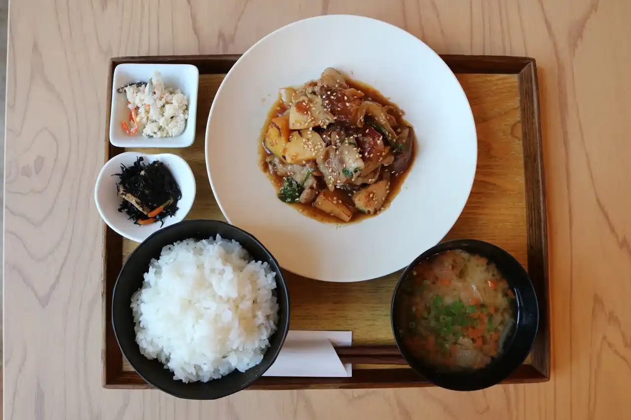 【エバラ食品工業株式会社】 ミツハシライス×エバラ食品 ９月１日よりコラボメニュー企画を実施　横浜ＧＲＩＴＳの選手が監修！「おろしのたれ」を使ったメニューを提供