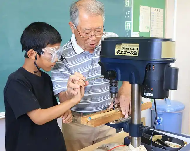 【高槻市】 日本の伝統楽器「篠笛」作りに高槻市立樫田小学校児童が挑戦
