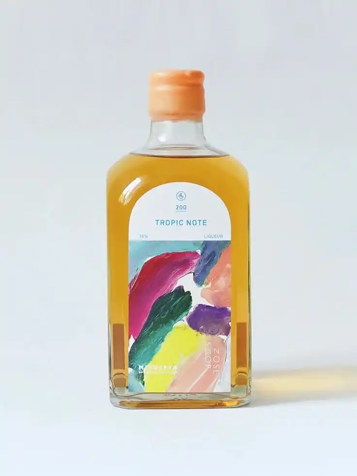 ニッチフレグランスの香りのトレンドをもとに誕生したリキュール2種が発売。「NOSE SHOP」が手がける香りが主役のバー「はな」のメニューを監修する「mitosaya薬草園蒸留所」とのコラボレーション