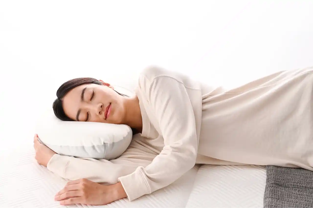 【富士ベッド工業株式会社】 【世界睡眠デー】枕満足度が低い人ほど“夜中に目が覚める”傾向― 横向き寝多数派の日本人に必要な「寝姿勢視点」とは ―