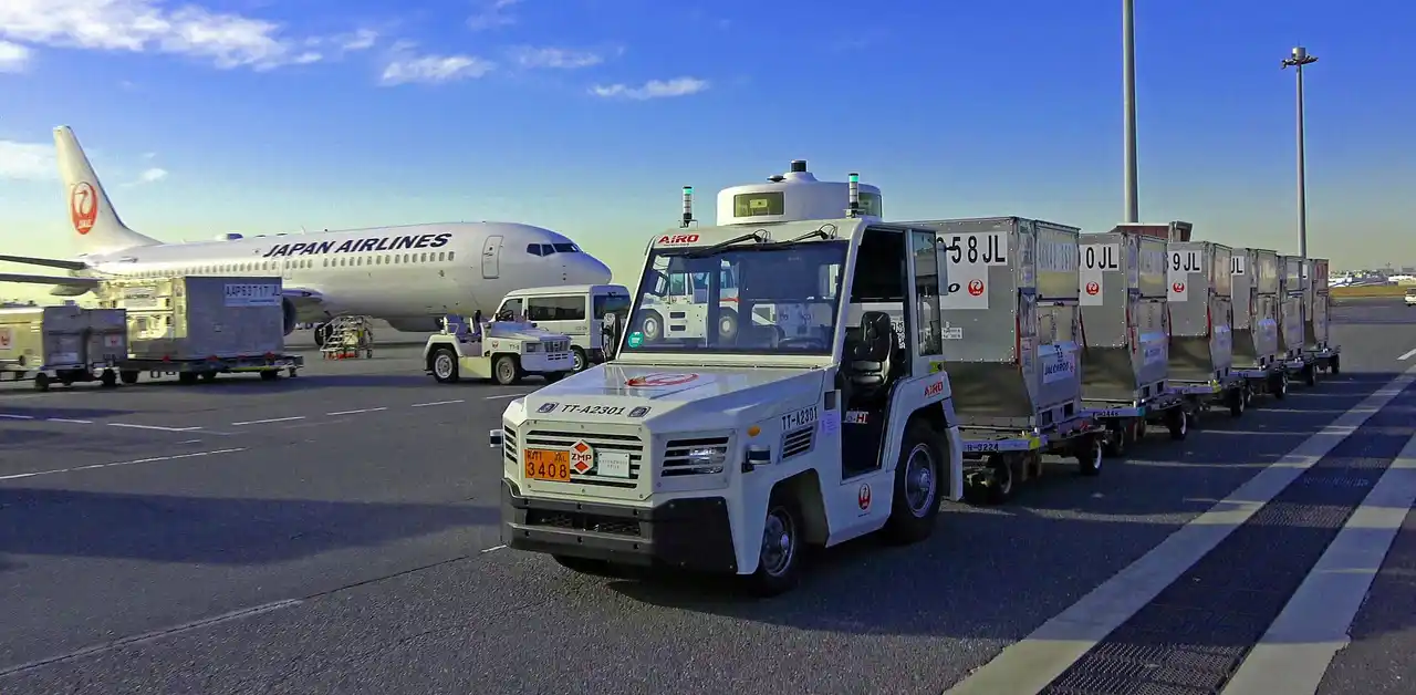 国内初！無人EVけん引車RoboCar Tractor 25T羽田空港でレベル４搬送を実用化