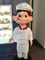 不⼆家のペコちゃんがゴールドリボンを身につけ小児がん啓発