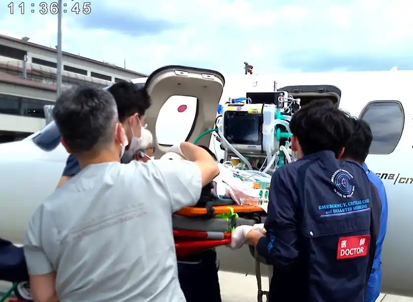 患児を機内に搬入