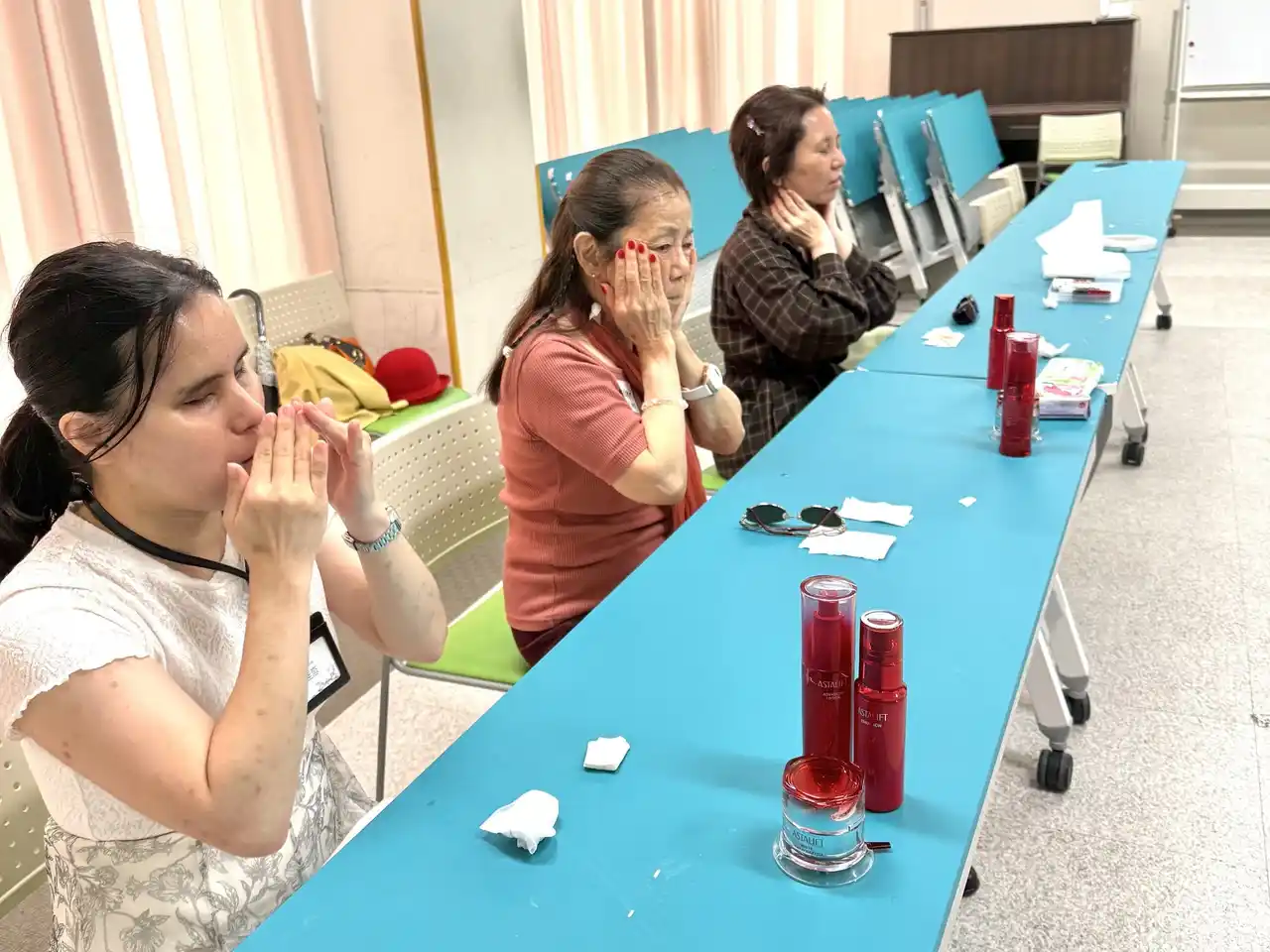 【一般社団法人日本ケアメイク協会】 沖縄県網膜色素変性症協会（ＪＲＰＳ沖縄）主催にて、ブラインドメイク体験講習会を実施。沖縄県で初の化粧訓練士も講師を担当