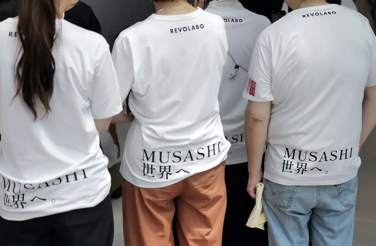 “MUSASHI 世界へ。” スタッフTシャツの制作、株式会社Tdecoration /REVO LABO