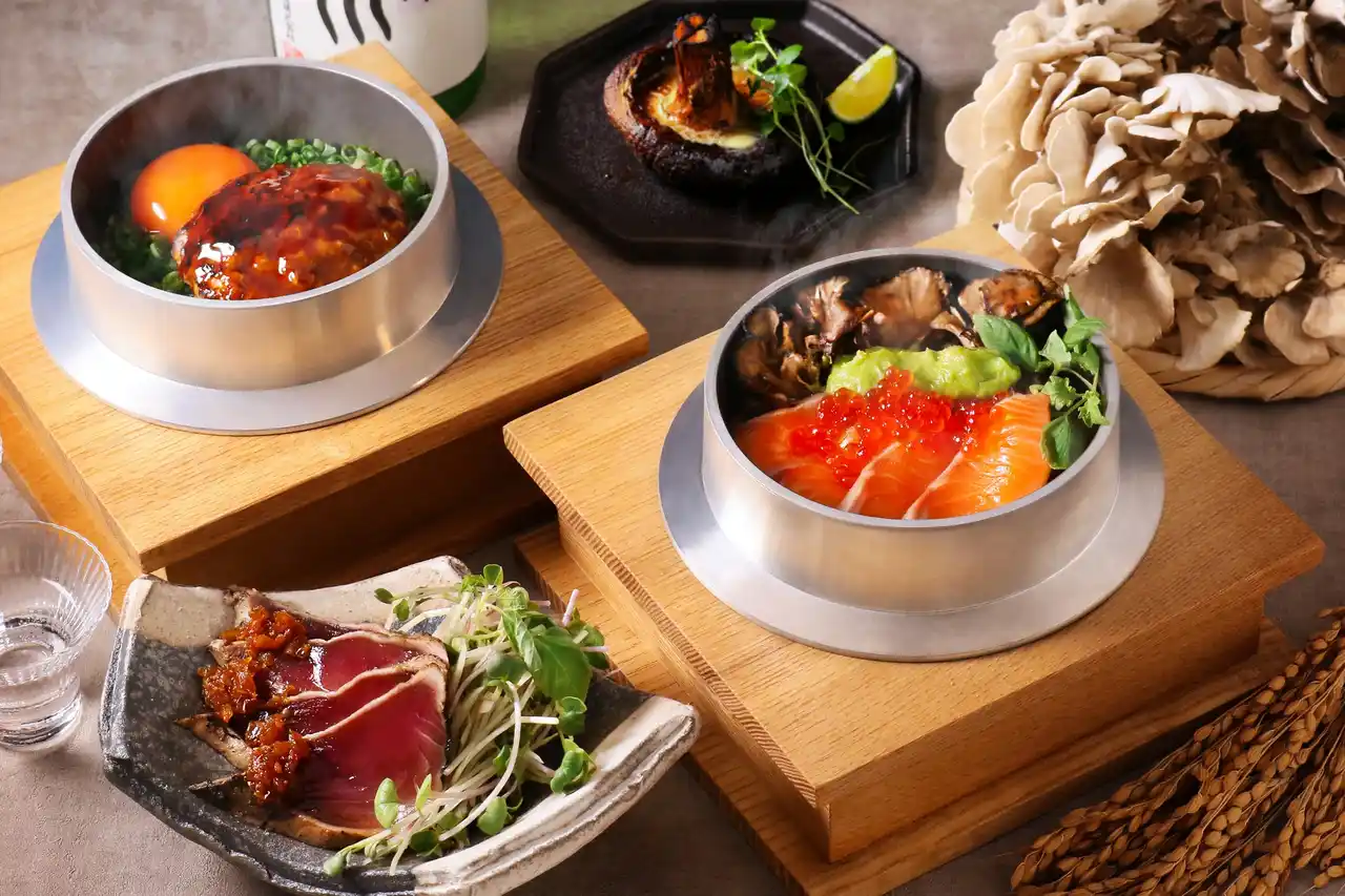 生サーモンと炙り舞茸の釜飯、かつおの藁焼きなど、秋の味覚を詰め込んだ季節限定の逸品。横浜モアーズ「黒十（コクトウ）」で9月4日より。