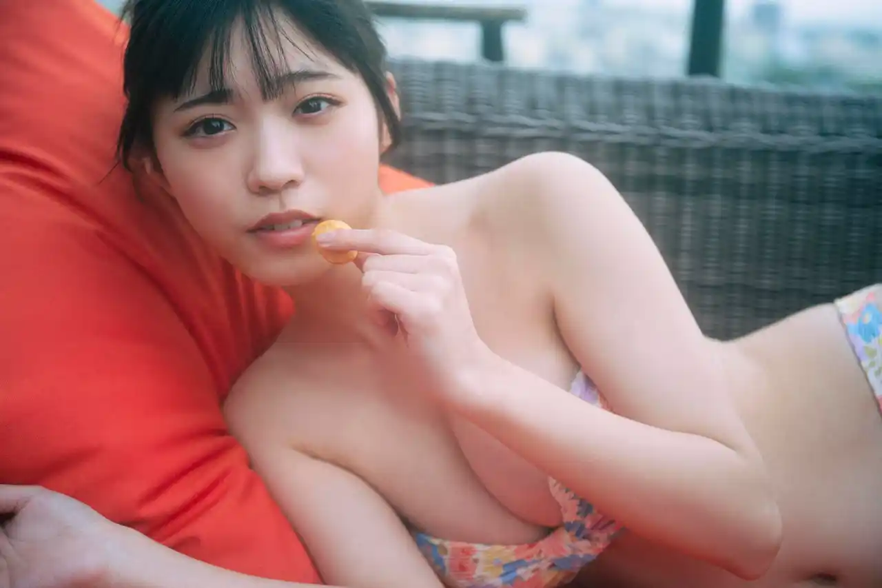 【株式会社東京ニュース通信社】 僕が見たかった青空・金澤亜美　“初めて”づくしのファースト写真集で“初めて”のチューブトップビキニに挑戦！ 台湾で出会ったお気に入りの〇〇との先行カットを公開!!