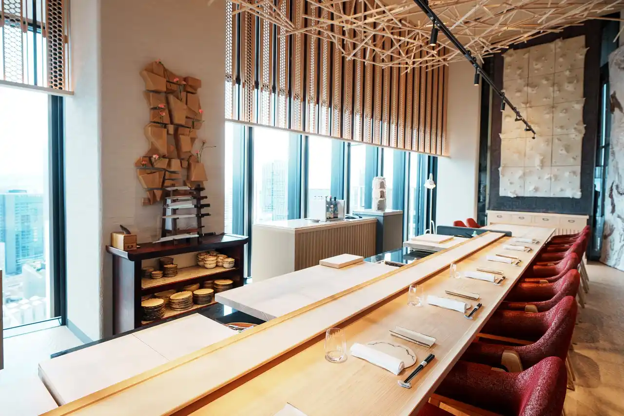 【フォーシーズンズホテル大阪】「鮨 ラビス 大阪 ヤニック・アレノ」新たな料理の提供 開始。旬の鮨と日本酒・地ビールで嗜む、月替わり企画もスタート