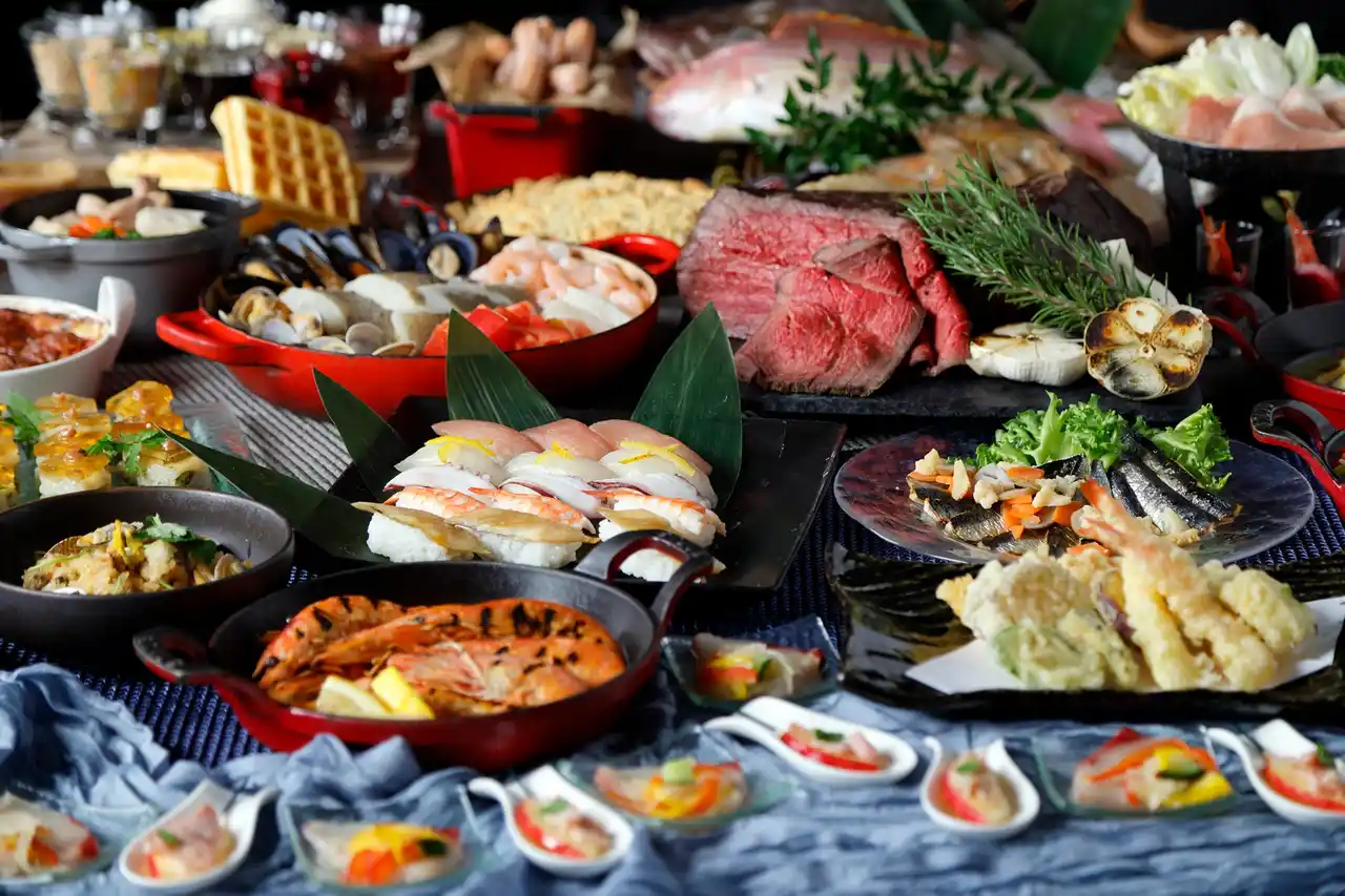 【大阪マリオット都ホテル】海の恵みと冬の味覚を堪能！多彩なシーフード料理と「国産牛ローストビーフ」など人気の定番メニューが並ぶ期間限定フェア"Oceans Festa～海の幸ブッフェ～"を開催