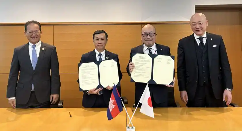 ▲調印式の様子 左からイアン・ソパレット環境大臣、チュオップ・パリス長官、小澤吉徳会長、鈴木龍介副会長