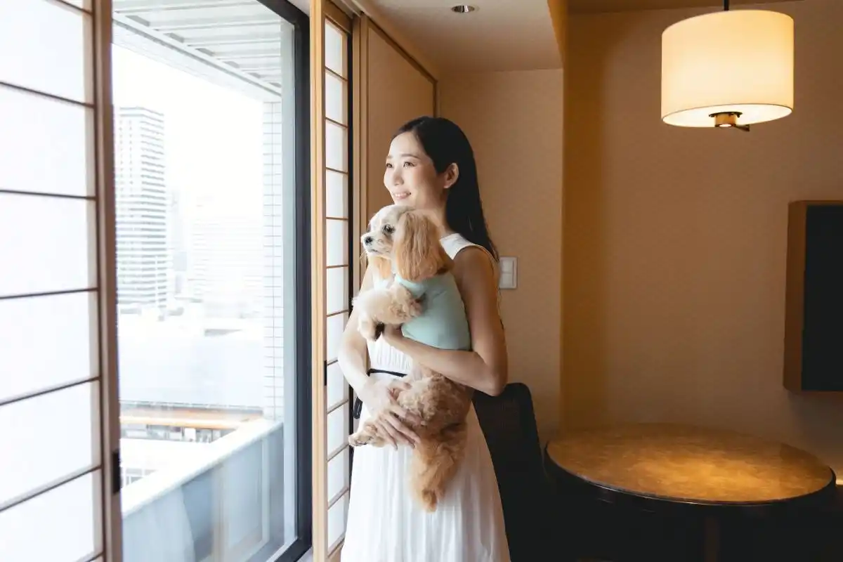 【大阪ヒルトン株式会社】 ヒルトン大阪　愛犬と過ごせるドッグルームプラン　「Happy Paws Stay」販売開始