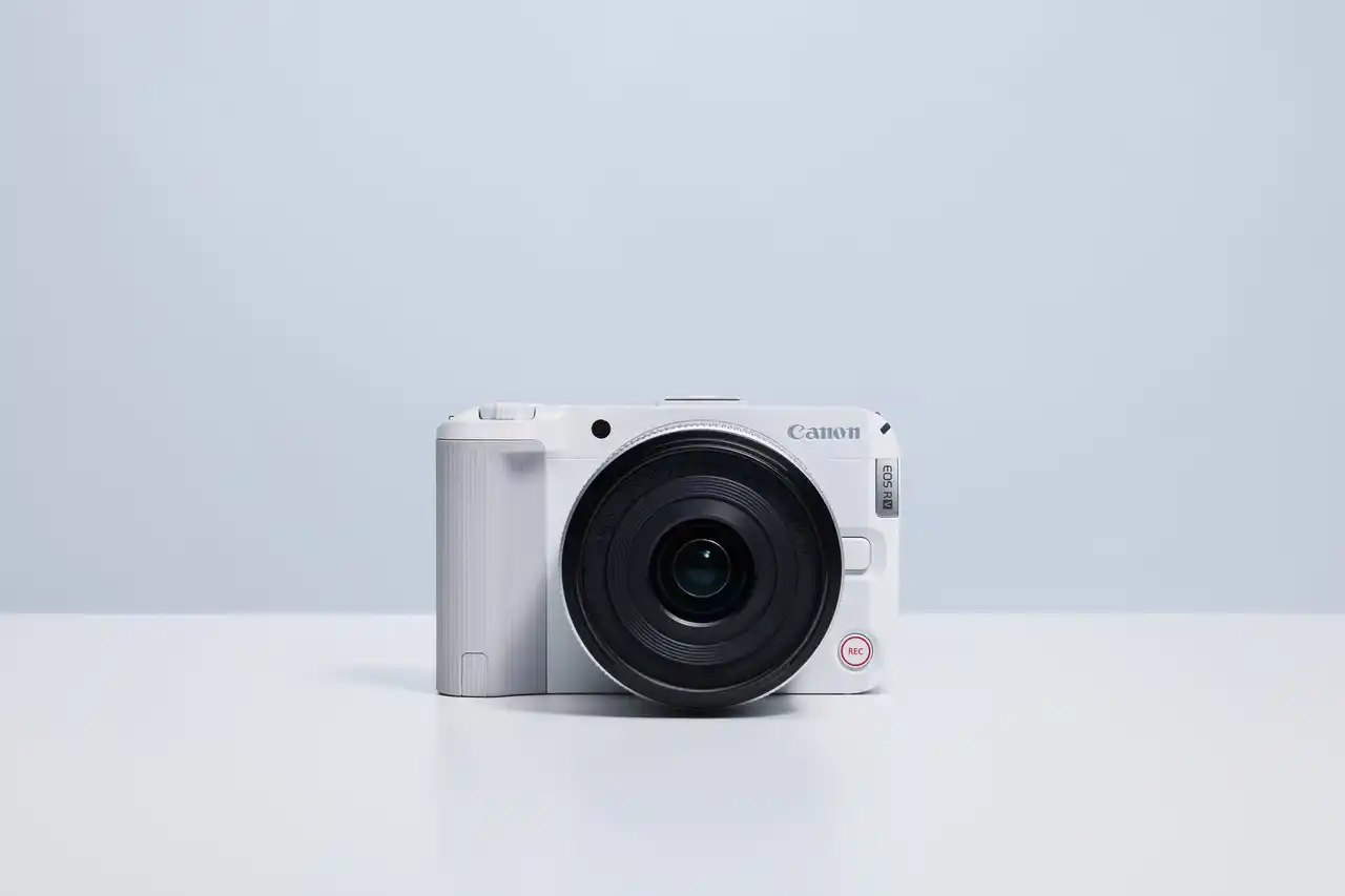 【キヤノンMJ】 動画のためのミラーレスカメラ「EOS R50 V」にホワイトモデル登場 “RF-S14-30 IS STM PZレンズキット”と”ダブルズームキット”を発売