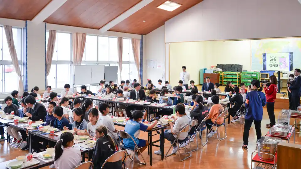 【千葉県印西市】給食で30周年を祝う！“規格外の梨”を活用したSDGsメニューを市長と実食。地元農家の想いを繋ぐ食育ランチ会を開催