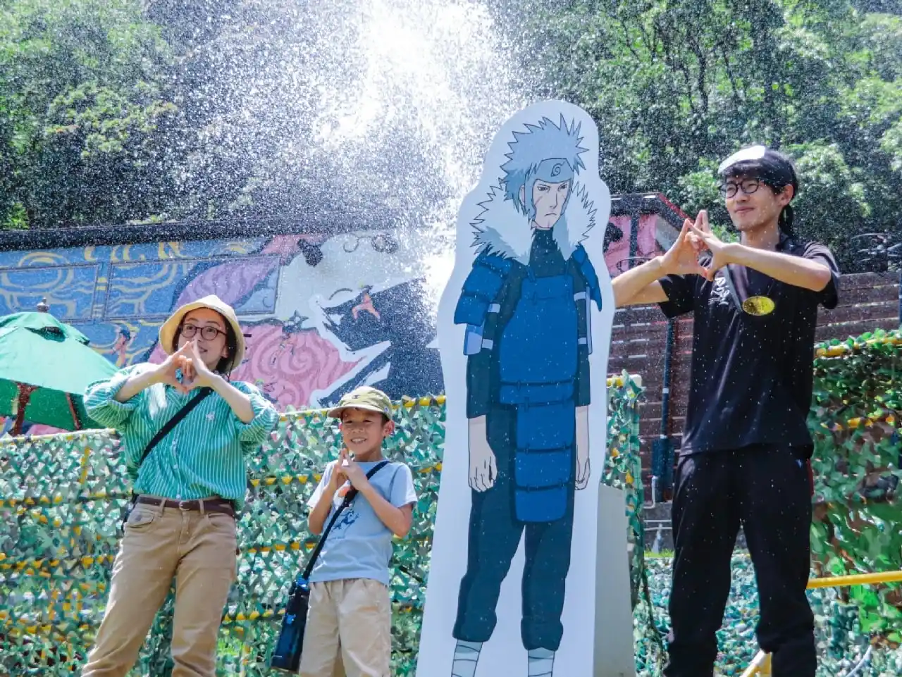 【株式会社ニジゲンノモリ】 2025年は“びしょ濡れ”夏休み！　大人から子供まで夏を楽しむ「NARUTO＆BORUTO 忍里」イベントを大特集！