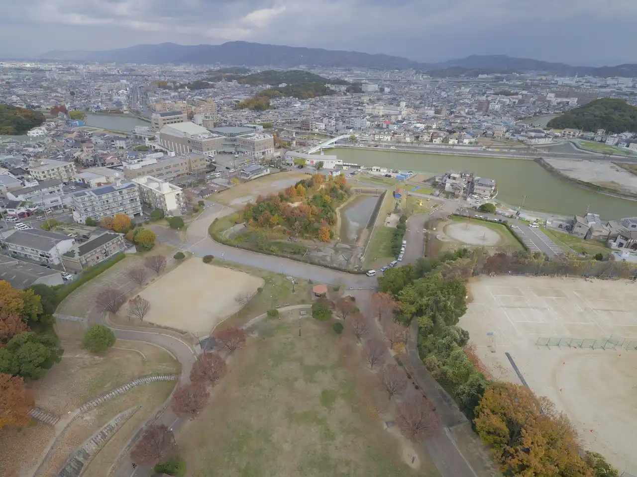 【羽曳野市役所】 史跡古市古墳群峯ヶ塚古墳の発掘調査成果を公開― 応神天皇陵古墳に続いて2例目となる笠形木製品が出土 ―