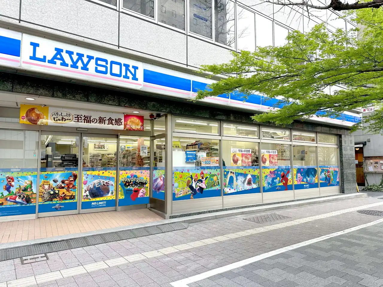 【合同会社ユー・エス・ジェイ】 ユニバーサル・スタジオ・ジャパン×ローソン 初の特別ラッピング店舗が期間限定 オープン　パークの仲間たちと一緒に超元気なエンターテイメント体験を！