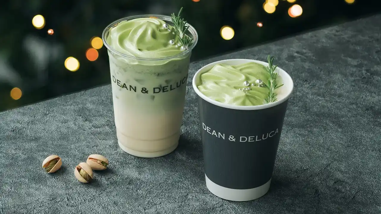 【DEAN & DELUCA 岡山】ピスタチオ・抹茶・ホワイトチョコレートを丁寧に重ね、フレッシュなローズマリーの香りで奥行きを添えた「抹茶ピスタチオ＆ホワイトチョコレートラテ」冬限定で登場