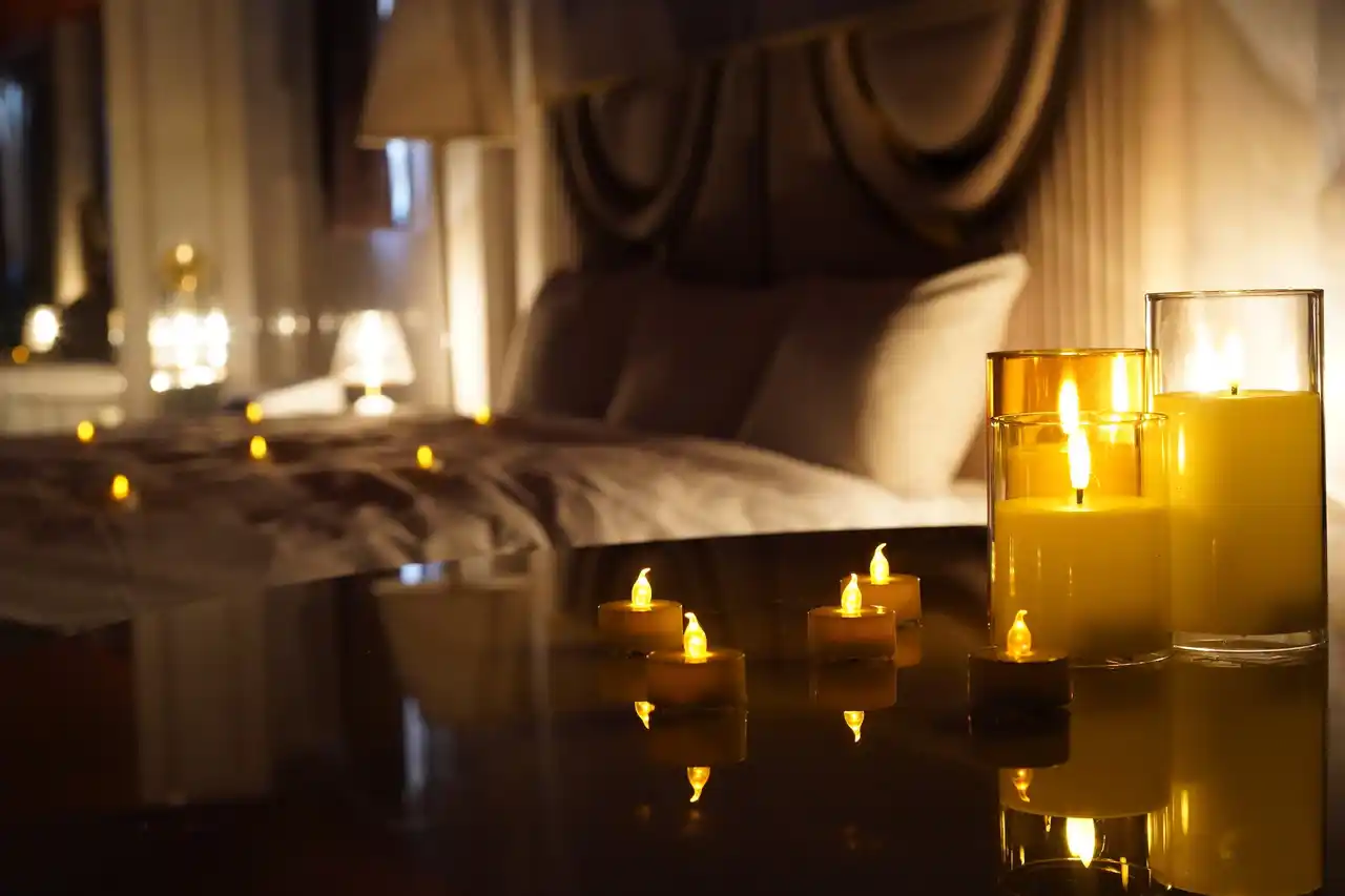 【ウッドデザインパーク株式会社】 【愛知・知多半島】冬季限定｜夜の客室を“光のラウンジ”へキャンドルが織りなすクリスマス特別オプション「Candle Night Glow Room」提供開始！ホテル：ウッドデザインパーク野間