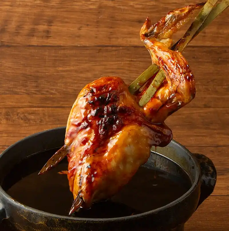 【株式会社クリエイト・レストランツ】 【新業態】豪快な高火力焼きで旨みを凝縮！ボリューム満点の鶏料理を楽しめる「山賊のすみか」がイオンモール名古屋茶屋に9月11日（木）新規オープン！