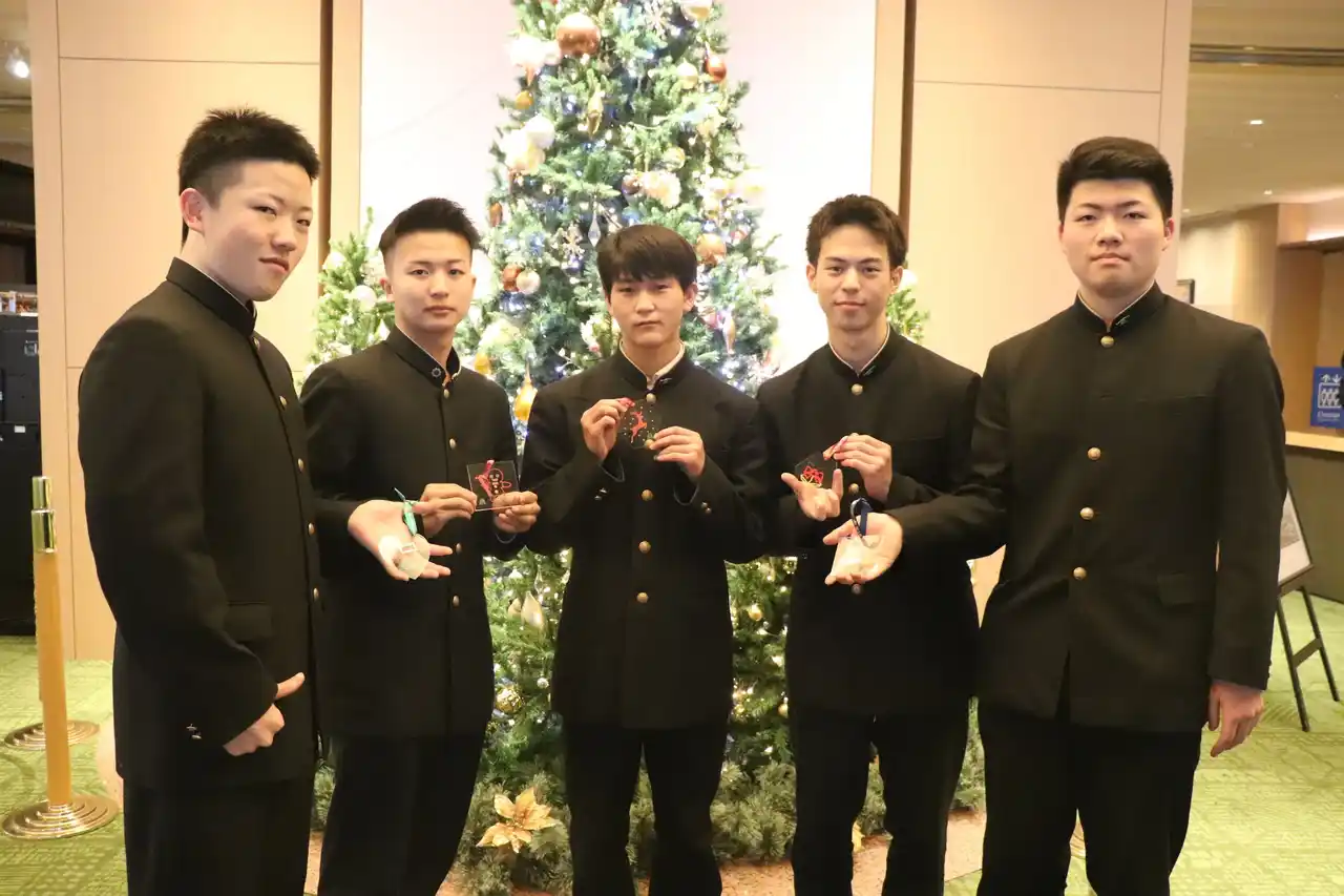 【株式会社京王プラザホテル札幌】 北海道札幌工業高等学校・(株)アイドウ様とのコラボレーション飛沫防止アクリルパーテーションを再利用したサステナブル・アートのクリスマスツリー展示