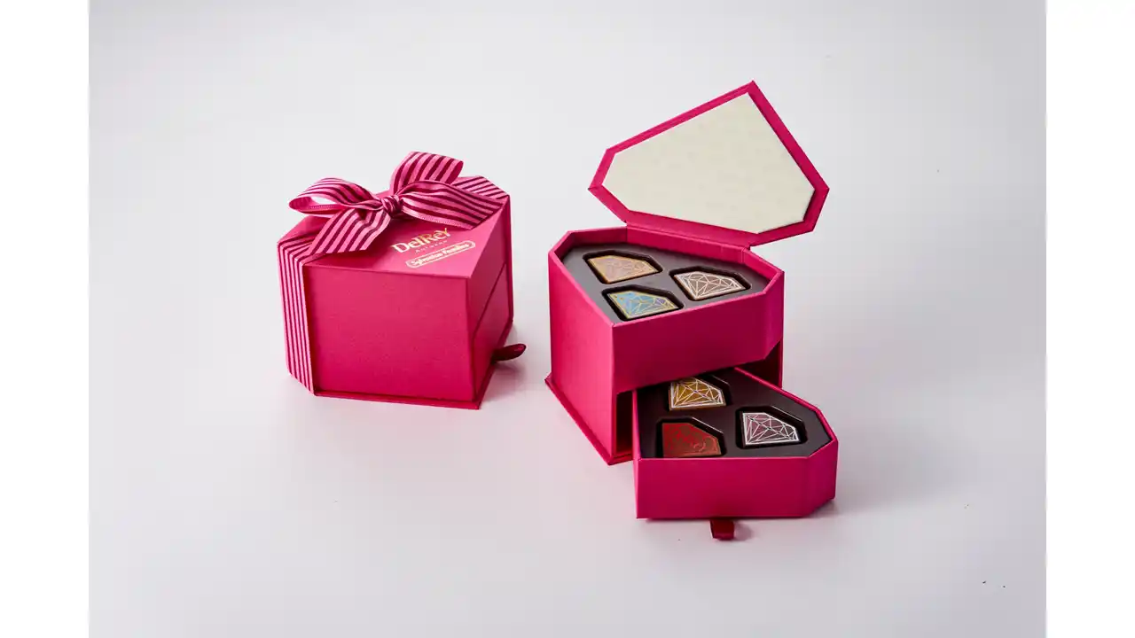 【株式会社エポック社】 シルバニアファミリーと老舗ショコラトリー DelReYがコラボレーション！“シルバニアファミリー×デルレイダイヤモンドショコラBOX”2025年11月1日（土）　数量限定発売