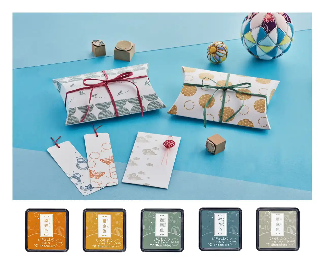 【シヤチハタ株式会社】 スタンプアートで人気の「いろもよう わらべ」に待望の新色！落ち着いた雰囲気でトレンドの“くすみカラー”5色が登場！ミニサイズのスタンプパッド「いろもよう わらべ」新色5色を発売