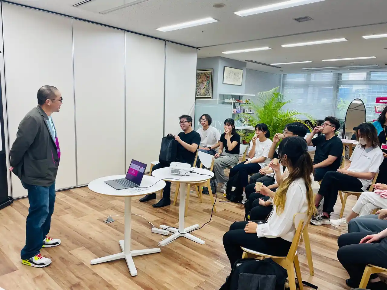 台湾大学の学生がハリウッドビューティグループを訪問。100年企業とアジアの若者が交流し、持続可能な経営とブランド哲学を考える。