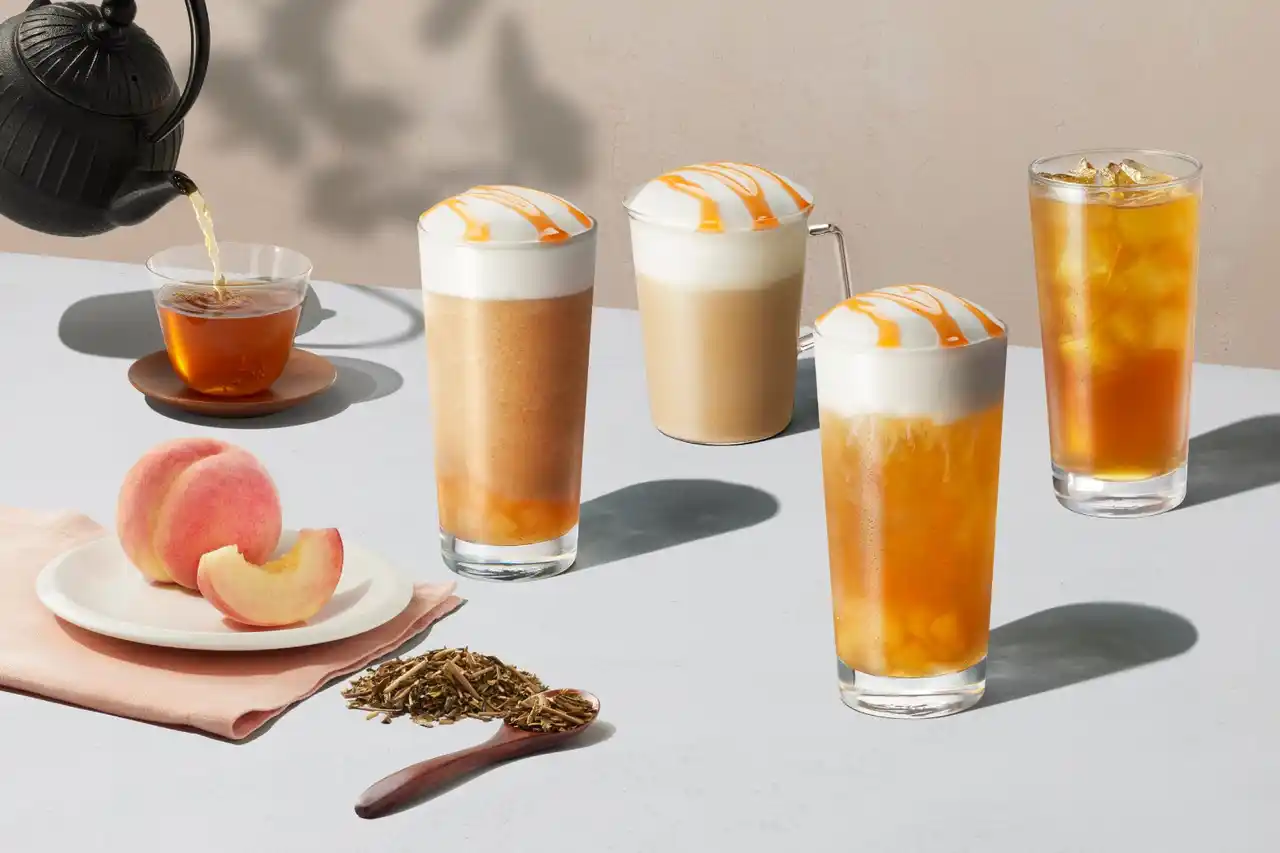 【スターバックスコーヒージャパン株式会社】 「スターバックス ティー & カフェ」秋の新商品は“ふんわり”ムースのティー体験！ほうじ茶と白桃の果実感溢れるティービバレッジが9月3日（水）より登場