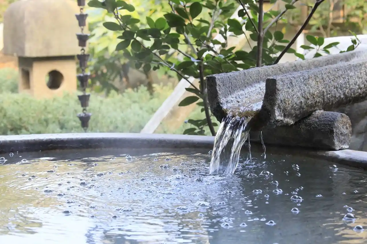 もっと“おこもり旅”湯河原温泉の旅館が「半露天風呂付客室」を増室　TVのない客室で心を満たす休日｜2025年12月18日