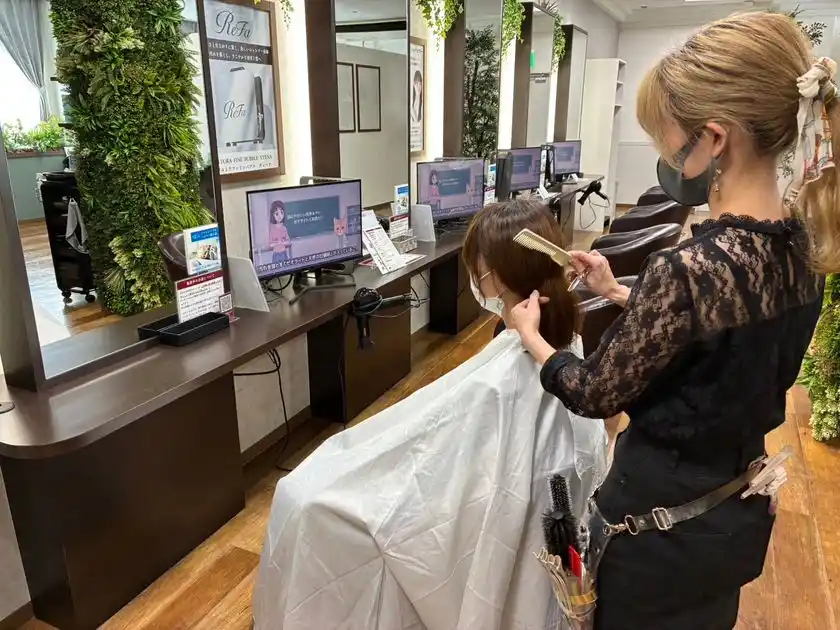 広島の美容室「アイ・スタイル」9店舗にデジタルサイネージ導入協賛企業は“広告費ゼロ”で動画＆クーポン配信が可能